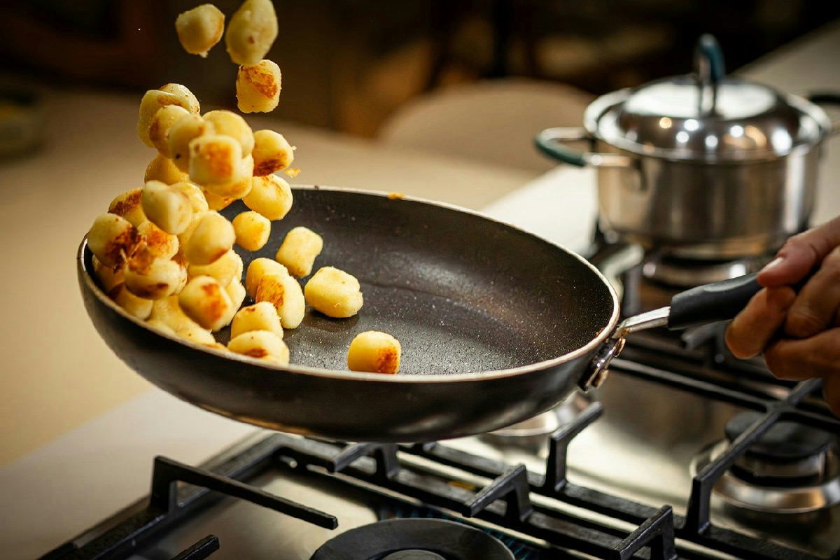 Gli aromi della cucina persistono a lungo negli ambienti domestici: ecco la ragione principale