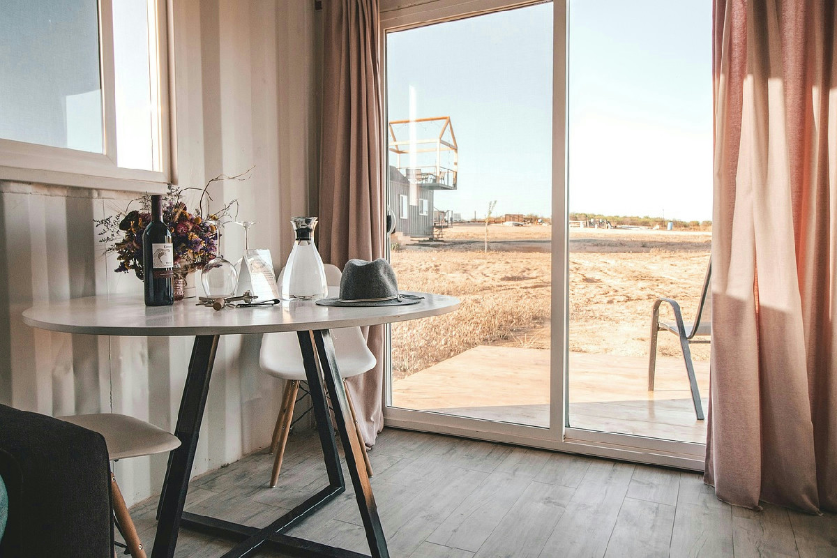 Criteri essenziali per scegliere tra tavoli piccoli e grandi in cucine e salotti moderni