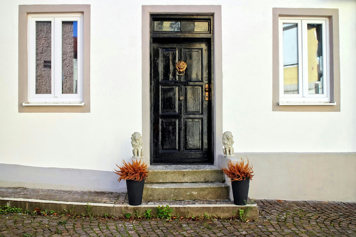 Freddo in casa nonostante il riscaldamento alto: rinforzare l’isolamento della porta principale