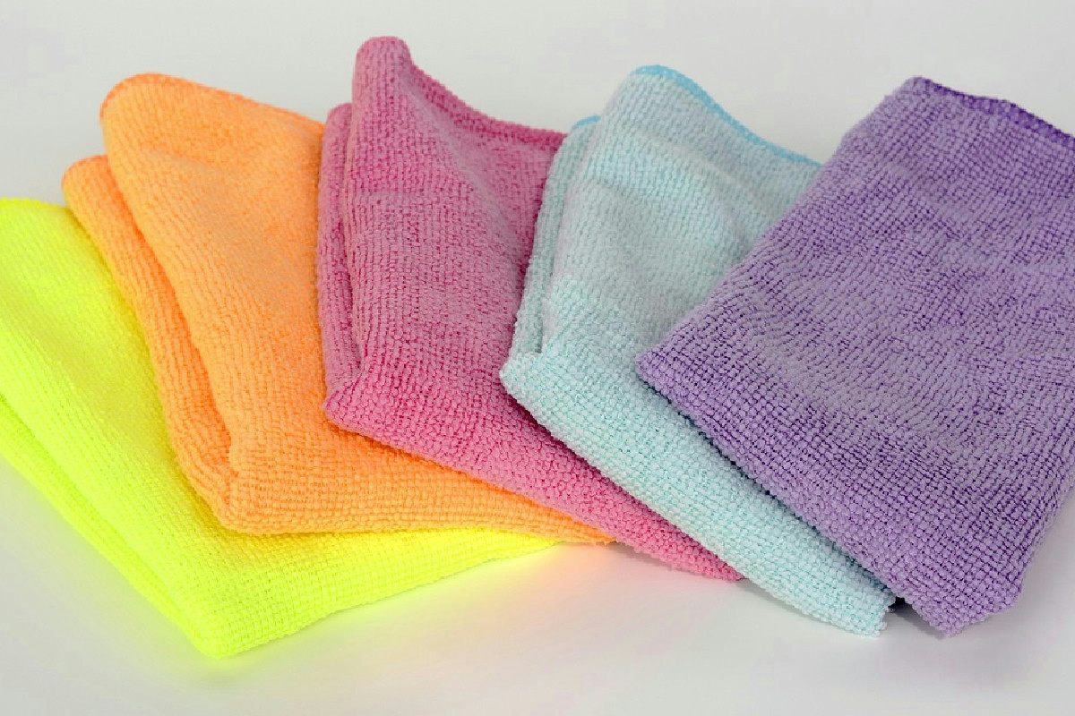 Vetri torbidi dopo la pulizia: cause comuni dell’effetto opaco sulle superfici di casa