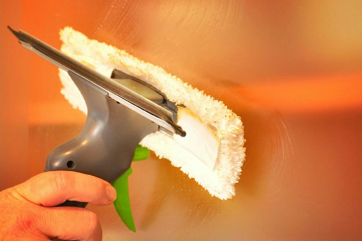 Vetri torbidi dopo la pulizia: cause comuni dell’effetto opaco sulle superfici di casa